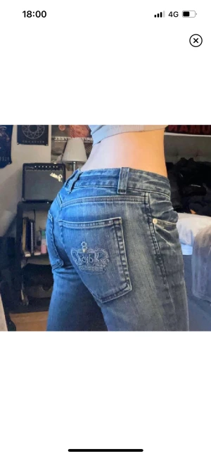 Victoria Beckham Jeans - super snygga lågmidjade jeans från victoria beckham. dem är raka längst nere och har inga defekter.