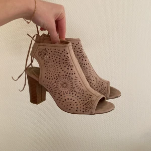 Klackar - Använda en gång! Neutral/blek rosa färg 