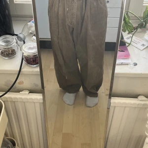 Baggy Manchesterbyxor  - Supernajs baggy manchesterbyxor, uppklippta men annars är dom i bra skick 