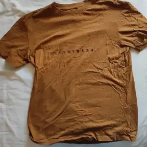Jack and Jones t shirt, brun/orange, inte använd så mycket, köpt för 200kr. Small men passar även för M