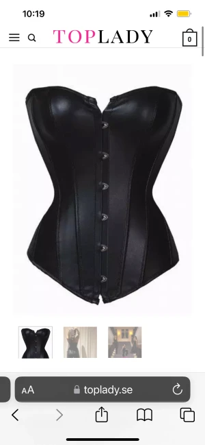 Korsett läder  - Säljer en helt ny oanvänd läder korsett från Toplady med medförande trosor (allt ligger i paketet) för att den tyvärr blev för stor för mig! Storlek 36/38 🫶🏽