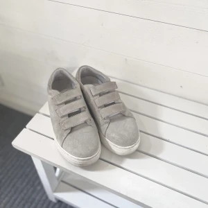 J.Lindeberg Skor - Säljer nu dessa mocka skor ifrån J.Lindeberg🙌Väldigt fint skick och inga stora effekter alls🫶🏼Nypris 1200 och säljer därför för 700💓Passar mig som vanligtvis har 36/37🙌