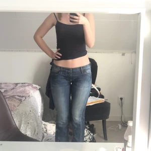 Low rise jeans - Flared replay jeans med låg midja, gott skick. Hade kunnat vara lite längre på mig som är ca 175 cm men de funkar. Skriv för fler frågor/bilder. Möter helst upp💞