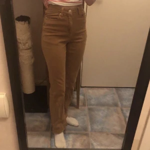 Jeans - Snygga och unika jeans! Sparsamt använda. Storlek står inte på de men de sitter som en mindre 34.