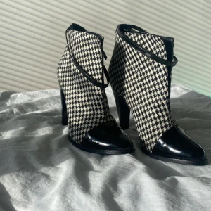Svarta o vita högklakar - Det är ett par sprillans nya högklakar som är storlek 37. Dem har ett svartvit mönster på sig som är väldigt snyggt 