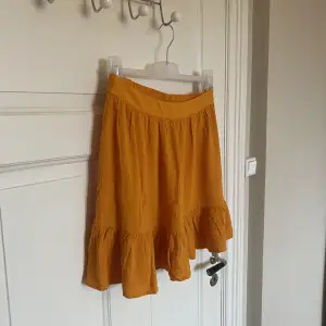Säljer denna söta kjolen från Cubus. Färgen är orange. I fint skick. Storlek 38.