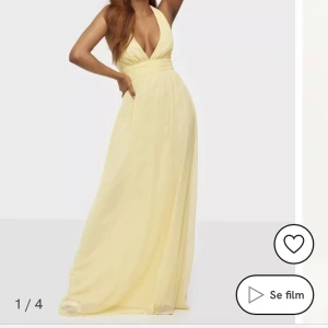 Balklänning - Supersnygg somrig balklänning🌼 Köpt från Nelly i storlek 36, använd 1 gång, uppsydda axelband eftersom dem var lite långa för mig som är 160 💗 skriv privat om ni vill ha fler/bättre bilder. Om du ej kan mötas upp tillkommer 49kr frakt🌼