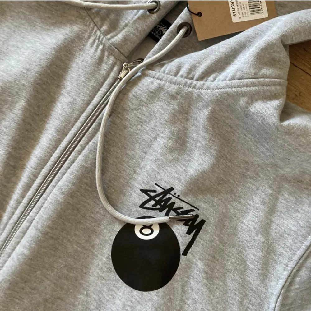 En unik 8ball stussy zip hoodie som självklart är äkta! Storlek L men sitter oversize på mig som är S! Köp direkt eller buda privat!. Hoodies.