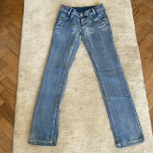 Snygga miss ME jeans ! - Säljer dessa snygga miss me jeansen med snyggt tryck på baksidan. Har bara använt 1 gång och är i bra skick. Men den har 3 stycken bruna små fläckar på baksidan. Men abslut ingenting man lägger märke till💞