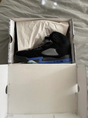 Jordan 5 Racer Blue - Säljer min Jordan 5 racer blue då jag slutat använde dem. Kondition 9/10, Kan gå med på snabb affär! Fler frågor eller bilder finns i dm