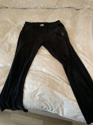 Juicy mjukisbyxor  - Svarta Juicy mjukisbyxor i storlek XL  Är i nyskick Kan hämtas eller mötas upp i Stockholm  Pris kan diskuteras vid snabb affär 💕
