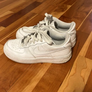 Nike airforce - Säljer mina Nike airforce, köpta förra sommaren, då de blivit för små💓 Köparen står för frakten!!