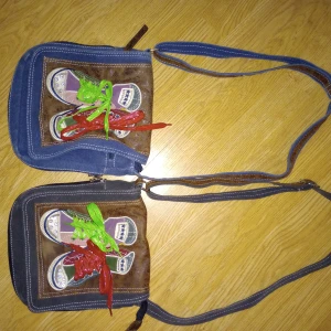 Väskor  - Två väskor med skor på som man kan knyta 