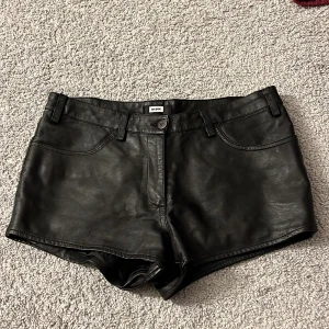 Skinn shorts  - Snygga lågmidjade skinn shorts!!🙌🏼🙌🏼