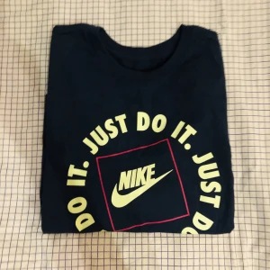 t-shirt ifrån nike - Helt oanvänd tröja ifrån nike.