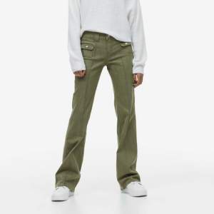 gröna jeans hm i storlek 34! helt slutsålda!🖤