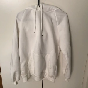 Vit hoodie 🫶🏻💗 - Fin hoodie från shein. Den har en liten svart fläck som går att tvättas bort ⭐️💛