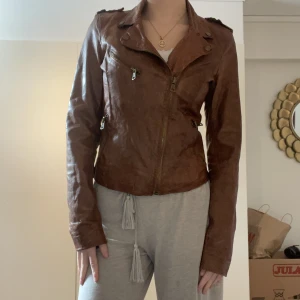 Brun skinnjacka  - Så snygg skinnjacka , bra skick 💞