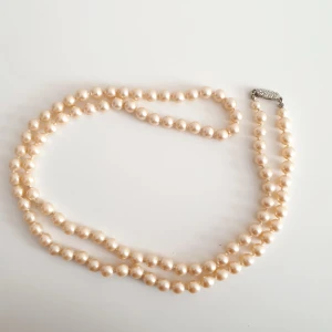 Vintage halsband - 🦪FÖRST TILL KVARN!🦪 Ett vintage pärlhalsband med sötvattenspärlor. Tung med vackert lyster på pärlorna. Stängs med ett fiskkroksspänne eller pärlspänne som det är mer känt för. 85+frakt