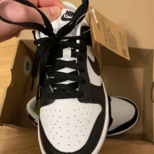 Dunk low - Säljer Nike dunk low i svart vit färg, storlek 35,5 köpte för 1250 så säljer för samma. Är det fler intresserade så får ni buda. Köpta på Nike hemsida