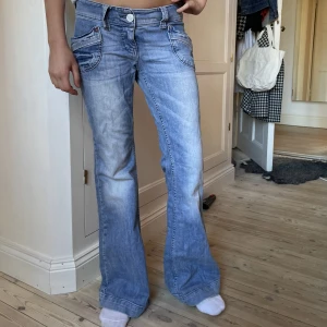Jättefina lowwaist jeans😍 - Superfina lågmidjade jeans med fickor där fram💖  Midjemått: 37 Innerbenslängd:81