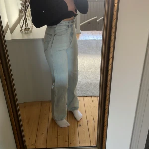 Levis jeans - Superfina högmidjade Levis Jeans använda fåtal gånger! Säljes då de är för små för mig.