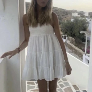 Zara klänning  - Säljer denna jätte fina klänning från zara har tyvärr en liten fläck kom privat för fler bilder annars i bra skick lånad bild❤️