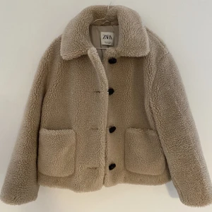 Teddyjacka  - Bra skick då den nästan aldrig är använd. 