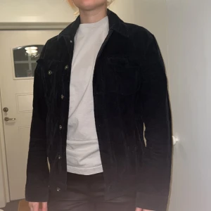 Jacka  - Svart manchesterjacka från KIOMI.  Rensar ur min garderob inför våren 🌼. Kika och se om du ser något mer i min profil som du gillar så skickar jag med allt i samma paket! 🤩