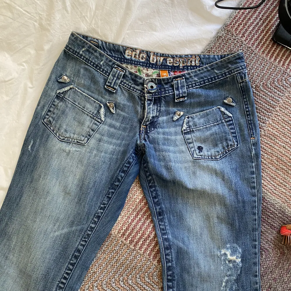 Lågmidjade bootcutjeans från EDC by esprit med fina fickor🤍 de är slitna nertill pga att jag sprättat upp de. Skriv för fler bilder. Jeans & Byxor.