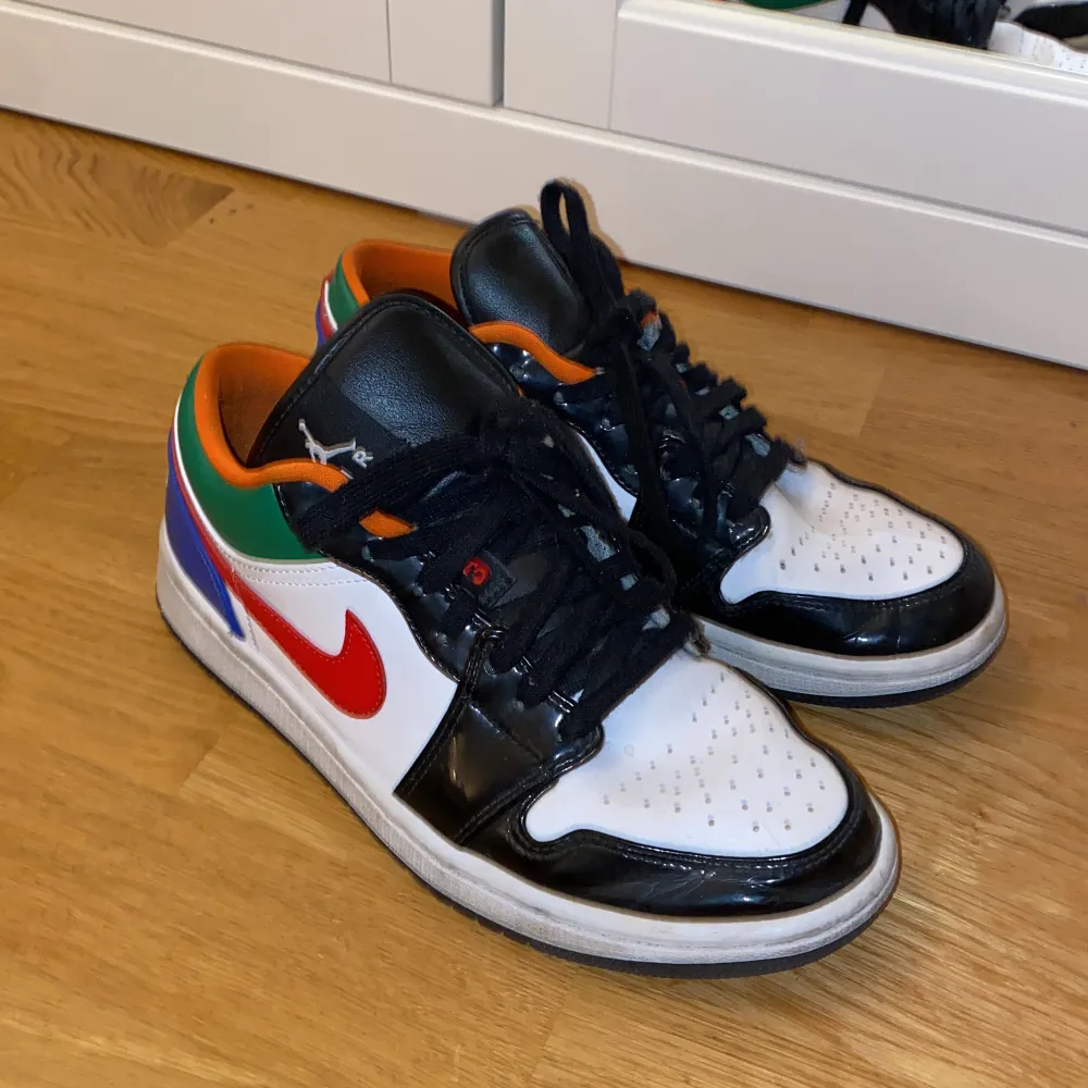 Säljer dessa coola jordans i storlek 40, 25,5 cm. . Skor.