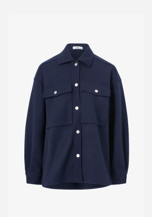 blå kappa - Säljer denna super söta slutsålda marinblåa kappan från ellos🤩🤩 perfekt till våren nu när det börjar bli lite varmare använt några gånger men är i super bra skick, inga defekter💕💕 säljer pga att jag använder en annan jacka mer. Nypris 599kr🫶🏻