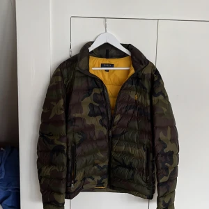 Ralph lauren camo vårjacka - En jacka från Ralph lauren i bra skick. Kostar 2500kr ny. Kan tänka mig gå ner i pris vid snabb affär