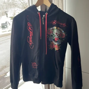 Ed Hardy zip up - En ed Hardy hoodie jag köpte för några veckor sen. Den är väldigt liten i storleken och enligt mig skulle den passa XS. Den är i super bra skick