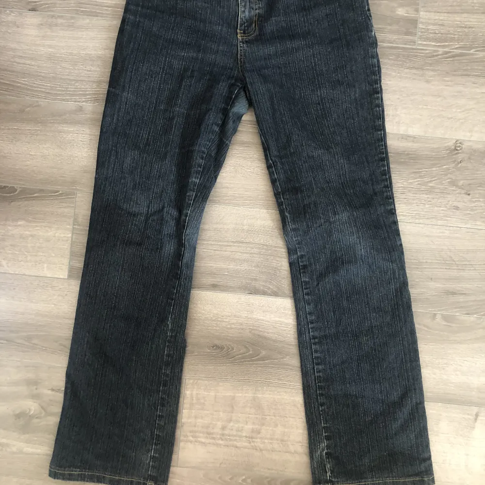Mörkblå midrise bootcut jeans som är insydda i midjan. Jeans & Byxor.
