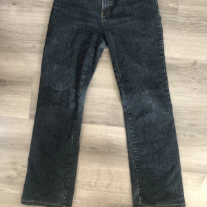 Midrise bootcut jeans - Mörkblå midrise bootcut jeans som är insydda i midjan