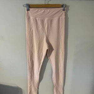 Träningsbyxor  - Rosa högmidjade träningsbyxor från h&m, stolek s. Aldrig använd 
