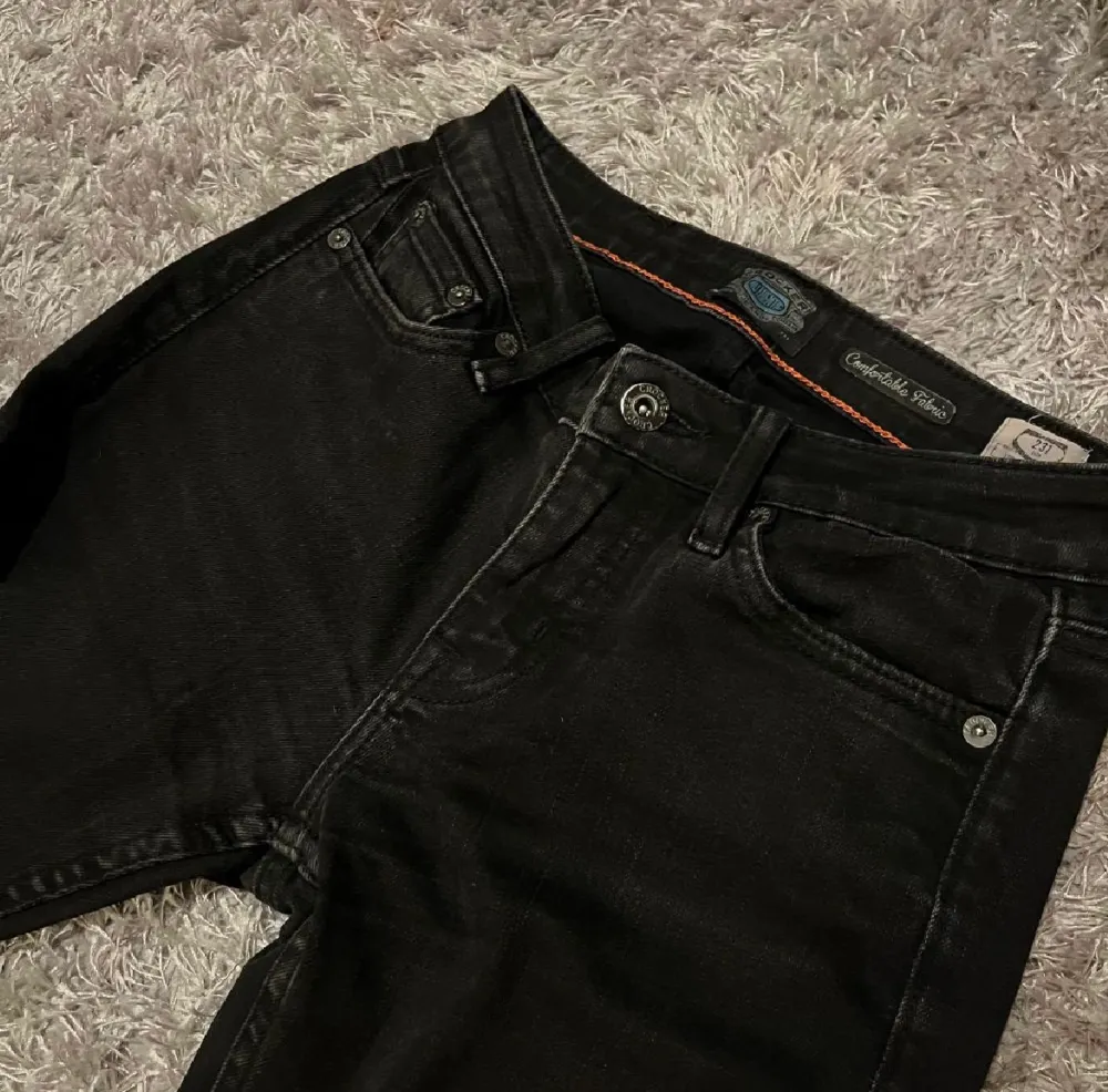 Lågmidjade bootcut jeans från Crocker. Använda men fortfarande i bra skick.. Jeans & Byxor.