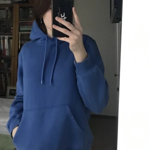 Blå hoodie - Jätte skön blå hoodie som är köpt på h&m killavdelningen! 