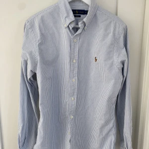 Randig skjorta Ralph Lauren - Fin randig skjorta från Ralph Lauren. Strl M. Slim fit. 