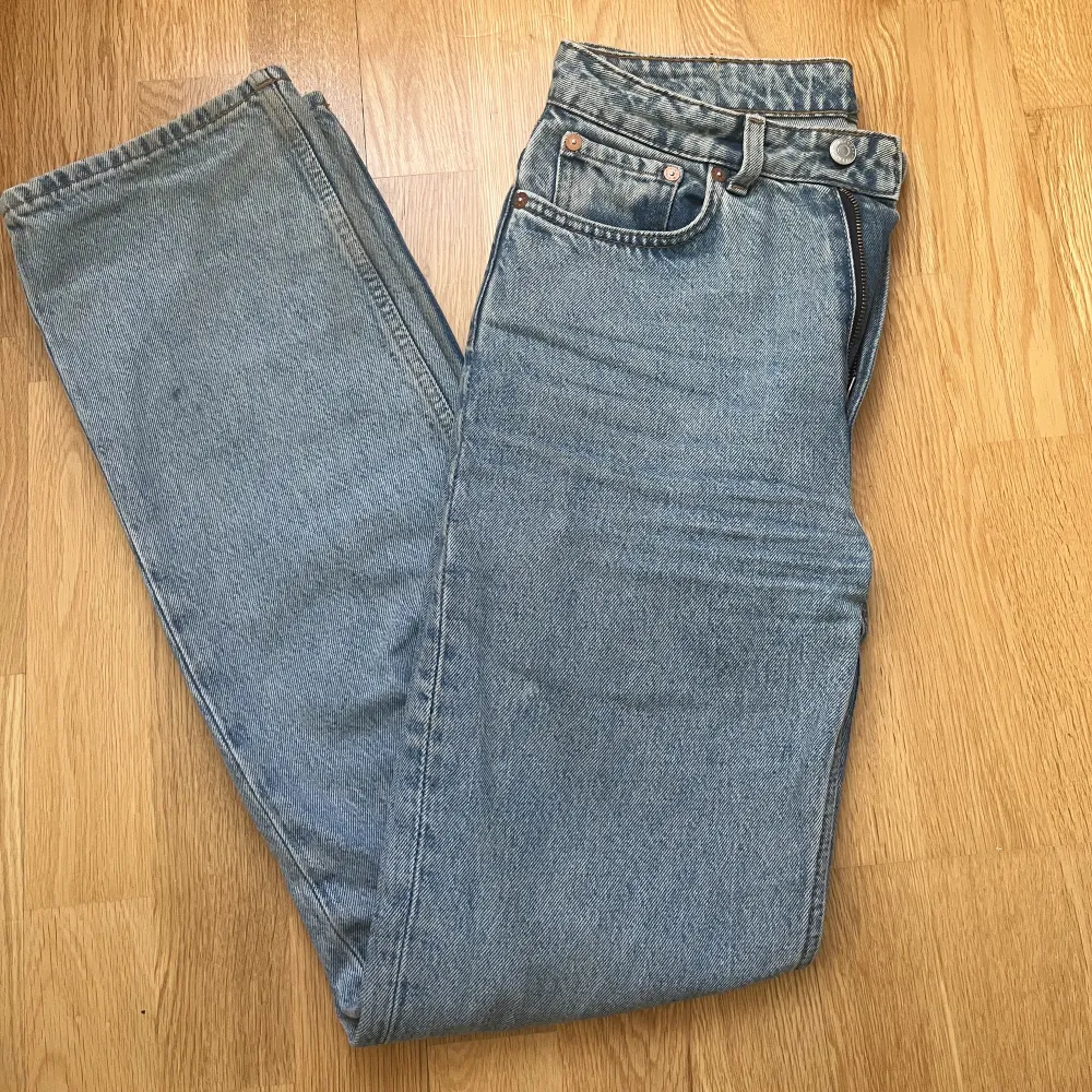 Säljer dessa jeans från Weekday då jag aldrig får användning av de längre, passar bra på mig som är 164cm. Jeans & Byxor.