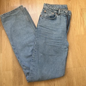 Jeans - Säljer dessa jeans från Weekday då jag aldrig får användning av de längre, passar bra på mig som är 164cm