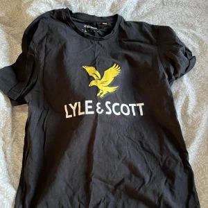 Lyle&scott tshirt - Lyle&scott tshirt i storlek s i fint skick 