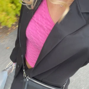 Rosa topp - Supersnygg rosa sommartopp! Använd vid ett enstaka tillfälle. Köpte i somras och verkar inte finnas kvar på deras hemsida. Färgen gör sig mest rättvis på bild ett! 💕💕