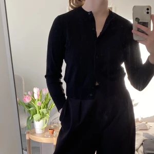 Svart kort kofta - Jättesöt kofta från H&M i storlek M🍓 Fin att ha både öppen och knäppt🌸 Perfekt skick, som ny💕 Mjuk och stretchig