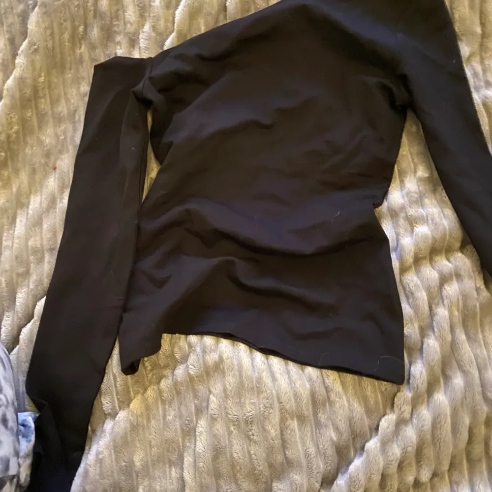 Säljer min svarta off shoulder tröja från HM, aldrig använd bara provad💘💘 Köptes för 199kr säljer för 80kr. Toppar.