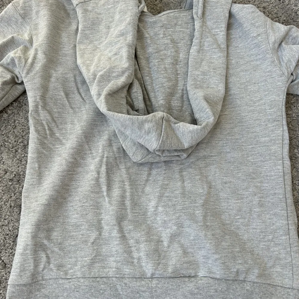 En superfin grå zip-up hoodie från Even & Odd. Inte använd en enda gång och är i nyskick. Ganska tunn tröja men perfekt till våren. I storlek XS men passar för S. Säljer pågrund av att jag ej använder den. . Tröjor & Koftor.