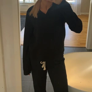 Zara tröja  - Snygg svart tröja från zara med krage! Passar till de mesta och är superskön i materialet. Storlek L men sitter som en S/M skulle jag säga. Köpt för cirka 250kr, mitt pris 100kr + frakt.