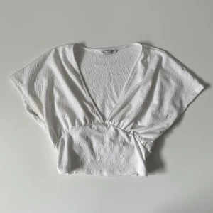 ZARA topp - Väldigt sommarfin topp! Är använd men i bra skick :))