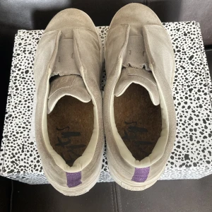 Eytys - Grå eytys i storlek 39. Skorna är väl använda, men sulan kan putsas❤️❤️Orginalfärpackning finns kvar och skickas med skorna🥰